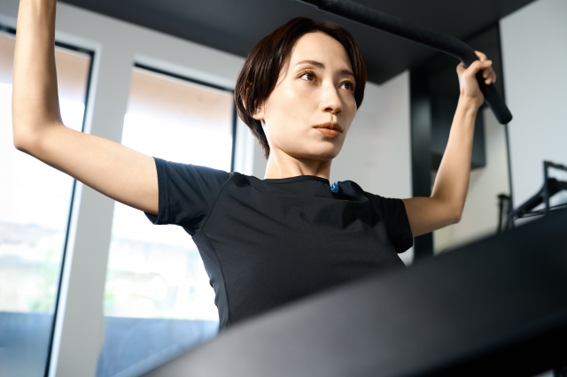 ラットプルダウンをする女性の画像