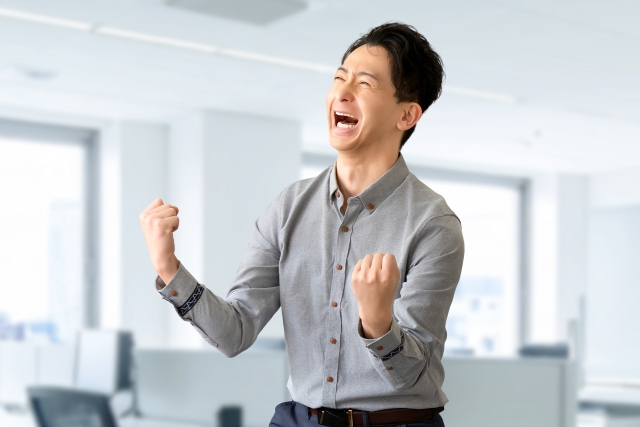 喜ぶ男性の画像
