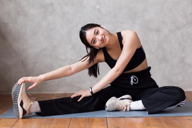 ストレッチをする女性の画像
