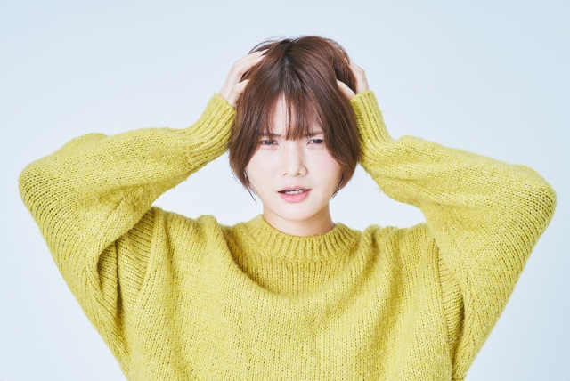 頭を抱える女性の画像
