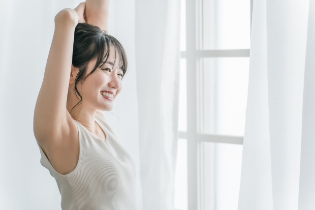 爽やかな朝を迎えた女性
