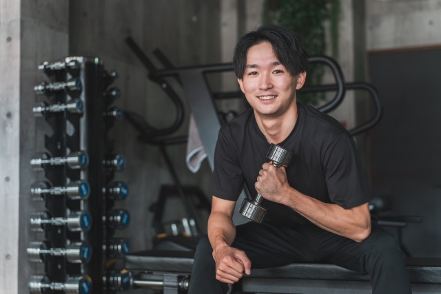 ダンベルを握っている男性