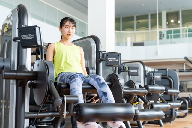 トレーニングする女性