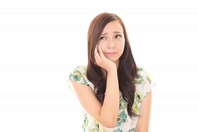 悩んでいる女性