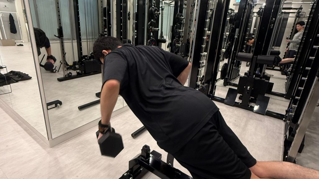 A man is training in seal row