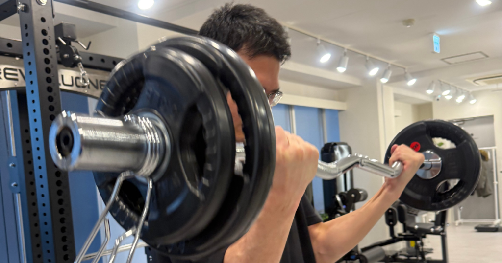 お客様が腕のトレーニングをしている