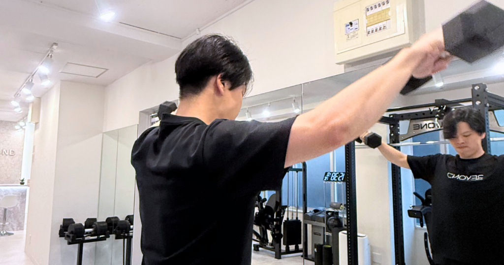 お客様が肩のトレーニングに励んでいる
