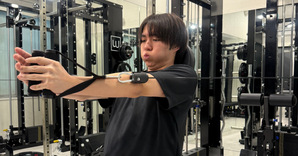 お客様がケーブルフライのトレーニング行っている